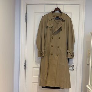 Beautiful Burberry Men’s Trench Coat. Tan size 54 L (EU) 44 L (US).